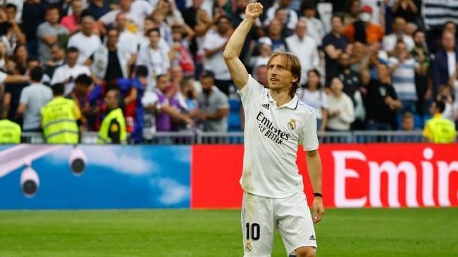 于是，她急忙问叶辰：叶大师，不知道您有没有什么好的办法，能够提升一下辉煌的风水？叶辰淡淡一笑，说道：你让人在一楼摆上两颗迎客松，分别放在东南角和西北角，呈夹角相对，再把门口的两个石柱换成石狮，石狮不可是一公一母，也不可能母狮带小狮，必须是两头雄狮，而且两头雄狮不可平行，双目要呈九十度交摆放，同时，让人做两张金箔，压在石狮身下，这样一来，就能成了一个双狮聚财的格局。